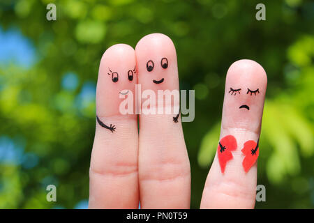 Dito arte della coppia felice. Coppia felice avvolgente. Altre ragazza è in possesso di un cuore spezzato. Foto Stock