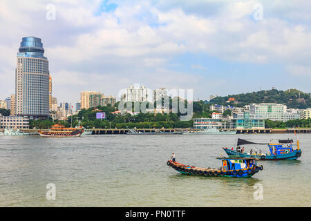Xiamen, Cina - 14 Settembre 2013: Barche e Xiamen skyline della città Foto Stock