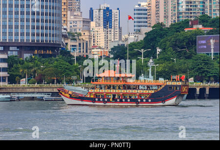 Xiamen, Cina - 14 Settembre 2013: ornati imbarcazione cinese e Xiamen skyline della città Foto Stock