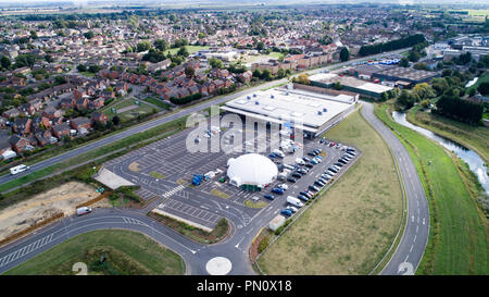 Fotografia aerea mostra il nuovo sconto Tesco store chiamato Jack è che è stato presentato oggi a Chatteris,Cambs. Tesco la prima catena di sconto negozio Jack's è stata svelata in Cambridgeshire oggi (MER). Il primo Jack è stata svelata da Tesco chief executive, Dave Lewis, in Chatteris, con fino a 15 più negozi per essere aperto il prossimo anno. Martinetti, che viene impostato al rivale di Lidl e Aldi, è stata nominata dopo Jack Cohen, che hanno fondato un negozio di generi alimentari in 1919 che divenne più tardi Tesco. Il negozio sarà aperto al pubblico domani (giovedì), insieme con un secondo negozio a Immingham, Lincolnshire. La catena Foto Stock