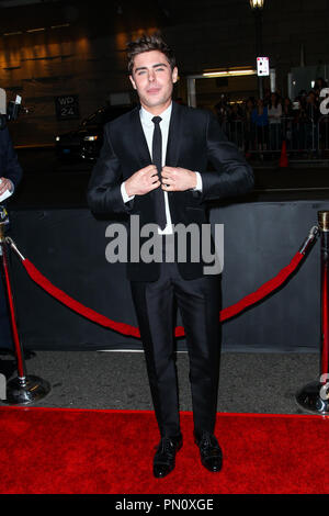 Zac Efron arriva alla premiere di Focus Features" "Che momento inopportuno' al Regal Cinemas L.A. Live on gennaio 27, 2014 a Los Angeles, California. Foto di Eden Ari / PRPP / PictureLux Riferimento File # 32228 numero di serie 078PRPPEA per solo uso editoriale - Tutti i diritti riservati Foto Stock