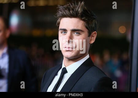 Zac Efron arriva alla premiere di Focus Features" "Che momento inopportuno' al Regal Cinemas L.A. Live on gennaio 27, 2014 a Los Angeles, California. Foto di Eden Ari / PRPP / PictureLux Riferimento File # 32228 088PRPPEA per solo uso editoriale - Tutti i diritti riservati Foto Stock
