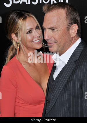 Christine Baumgartner & Kevin Costner presso la "3 Giorni di uccidere' Los Angeles Premiere detenute al Arclight cinema in Hollywood, CA. La manifestazione ha avuto luogo il mercoledì, 12 febbraio 2014. Foto di PRPP PRPP / PictureLux Riferimento File # 32258 079PRPP01 per solo uso editoriale - Tutti i diritti riservati Foto Stock