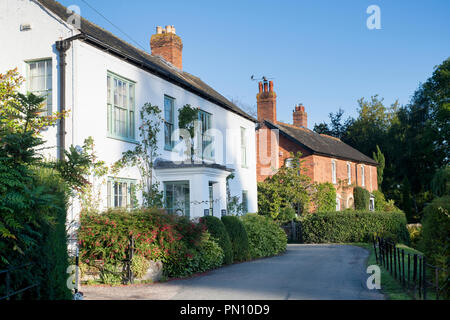 Le case di fronte al fiume freccia nel villaggio di Eardisland, Herefordshire, Inghilterra Foto Stock