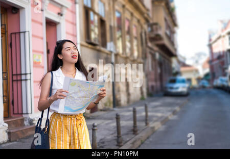 Viaggiatori asiatici ad esplorare la città europea strade Foto Stock