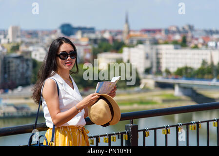 Asian traveler godendo la vista sulla città di Novi Sad Serbia Foto Stock