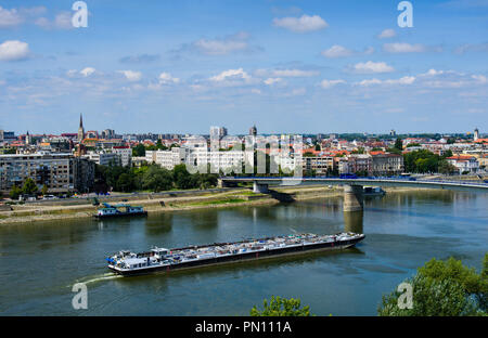 Novi Sad cityscape oltre il fiume Danubio nel nord della Serbia Foto Stock