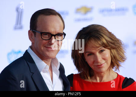 Clark Gregg e Jennifer Grey presso la Premiere Mondiale della meraviglia 'Captain America: il Winter Soldier". Gli arrivi presso la TCL Teatro Cinese a Hollywood, CA, giovedì 13 marzo, 2014. Foto di Joe Martinez / PictureLux Foto Stock