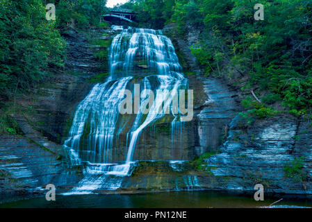 Vista su Shequaga Falls cascate e città Foto Stock
