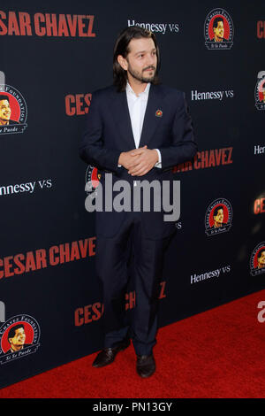 Diego Luna alla premiere del film Pantelion e partecipante Media 'Cesar Chavez'. Gli arrivi presso la TCL Teatro Cinese a Hollywood, CA, 20 marzo 2014. Foto di Joe Martinez / PictureLux Foto Stock