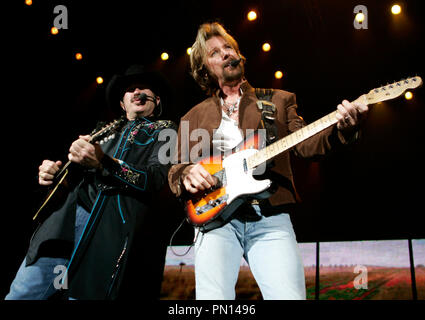 Kix Brooks(L) e Ronnie Dunn di Brooks e Dunn esibirsi in concerto al Sound Advice Amphitheater di West Palm Beach, Florida il 12 novembre 2006 Foto Stock