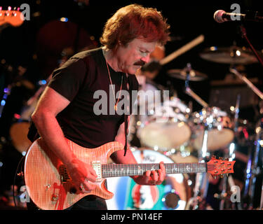 Tom Johnston con la DOOBIE BROTHERS esegue in concerto al Mizner Park anfiteatro a Boca Raton, in Florida, il 20 ottobre 2006. Foto Stock