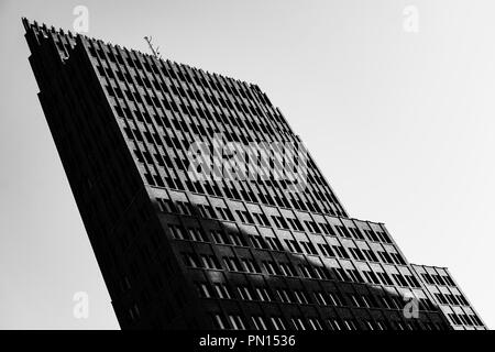 Berlino, Germania, 26 Luglio 2018: vista inclinata di Kollhoff Tower presso la Potsdamer Platz in bianco e nero Foto Stock