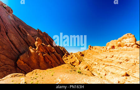 Spettacolari paesaggi di montagna vicino al Gorges du Dades in Marocco Foto Stock