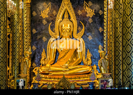 Golden Budda in Wat Phra Sri Rattana Mahathat, Phitsanulokb, Thailandia del Nord Foto Stock