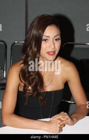 Lindsey Morgan a '100' Premere Line svoltasi a meraviglia con 2014 giorno due all'Anaheim Convention Center di Anaheim, CA, 19 aprile 2014. Foto: Richard Chavez / PictureLux Foto Stock