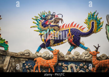 Drago Cinese con testa di statua Liocorno sul tetto del tempio. Kylin o Kirin sul tetto nel tempio Cinese. Foto Stock