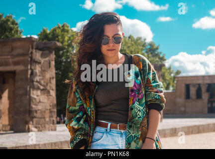 Ritratto di una giovane donna spagnola viaggiatore studente con motivo floreale giacca nel cuty di Madrid Foto Stock