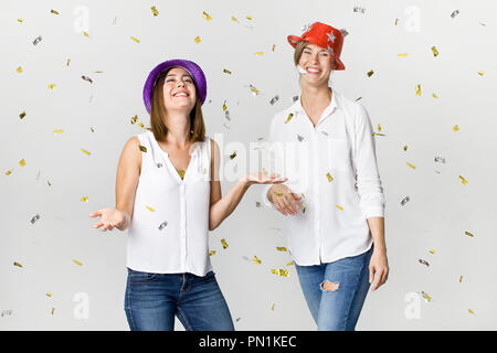 Bella felice e sorridente fidanzate al partito. Danza e celebra il tempo Foto Stock