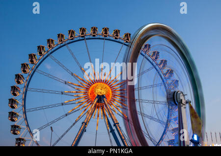 Ruota panoramica Ferris a Oktoberfest a Monaco di Baviera, Germania Foto Stock