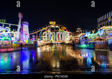 Oktoberfest Monaco di notte, dopo un po' di pioggia pesante Foto Stock