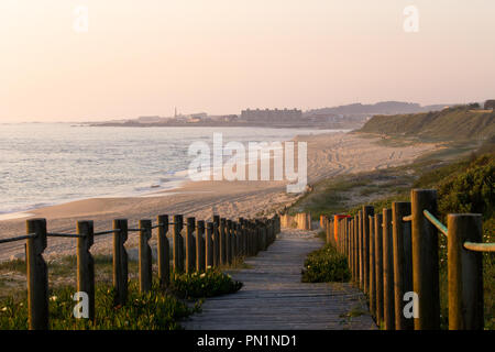 Vista da una passerella verso il litorale prima del tramonto. Foto Stock