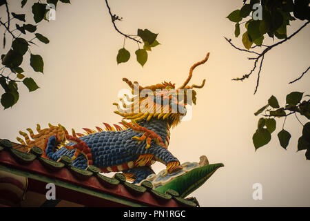 Drago Cinese con testa di statua Liocorno sul tetto del tempio. Kylin o Kirin sul tetto nel tempio Cinese. Foto Stock