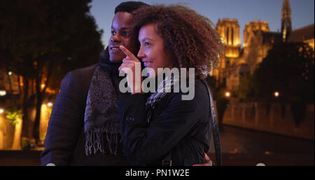 African American tourist paio di visite a Parigi di notte Foto Stock