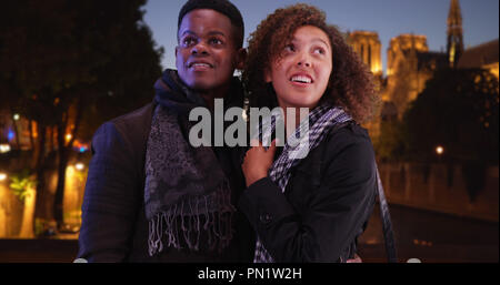 African American tourist paio di visite a Parigi di notte Foto Stock