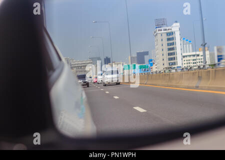 Bangkok, Tailandia - 23 Maggio 2017: Driver sulle corsie di marcia ad alta velocità con le vetture in autostrada da Bangkok a Chonburi provincia. Foto Stock