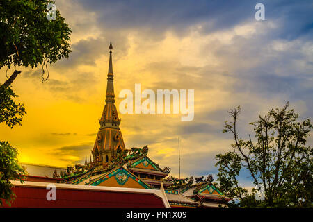 Beautiful golden pagoda di Wat Sothonwararam, un famoso tempio pubblico in Chachoengsao Provincia, Thailandia. Foto Stock