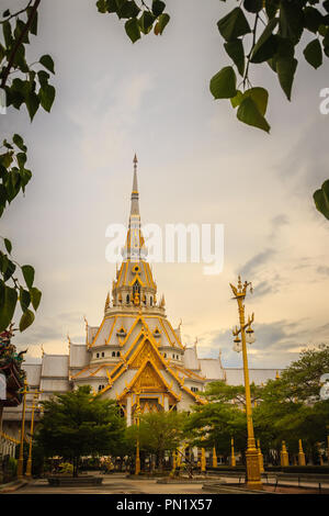 Beautiful golden pagoda di Wat Sothonwararam, un famoso tempio pubblico in Chachoengsao Provincia, Thailandia. Foto Stock