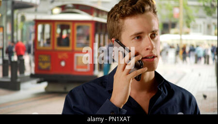 Business casual uomo che parla sullo smartphone in San Francisco Foto Stock