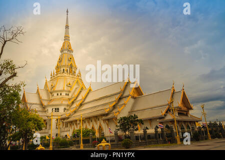 Beautiful golden pagoda di Wat Sothonwararam, un famoso tempio pubblico in Chachoengsao Provincia, Thailandia. Foto Stock