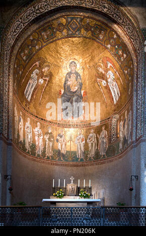 Mosaico della madonna tra gli Apostoli e i santi Arcangeli riempie la cupola sopra l altare maggiore della Cattedrale di San Giusto, Trieste, Italia. Foto Stock