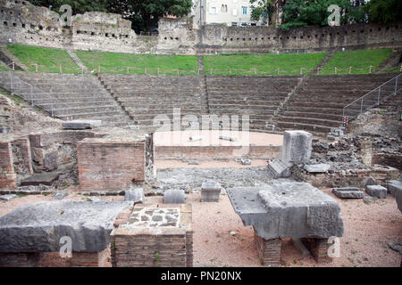 Scoperto e scavato negli anni trenta del novecento, Trieste il teatro romano oggi trilli della città commerciale di cuore. La parete di supporto è originale. Nel complesso si tratta di un Foto Stock