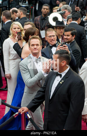 Host, Neil Patrick Harris arriva per il live ABC teletrasmesso del 87th Oscar® al Dolby® Theatre di Hollywood, CA domenica 22 febbraio, 2015. Riferimento al file # 32566 192 THA per solo uso editoriale - Tutti i diritti riservati Foto Stock