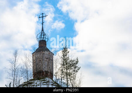 Cupola fatiscente della vecchia chiesa ortodossa contro il cielo nuvoloso. Foto Stock