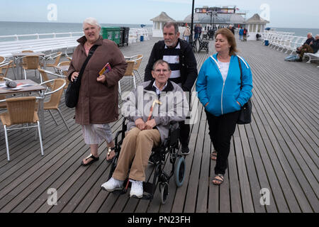 Gruppo di 4 su Cromer Pier, Norfolk, Regno Unito Foto Stock