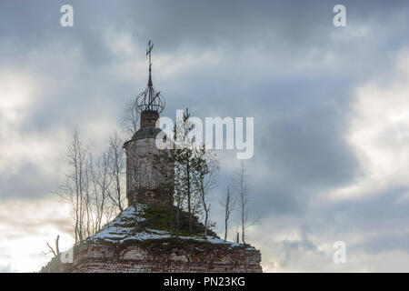 Cupola fatiscente della vecchia chiesa ortodossa contro il cielo nuvoloso. Foto Stock