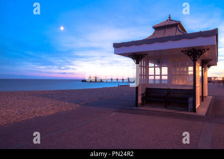 Worthing, West Sussex,rifugio in stile vittoriano e il lungomare al tramonto, settembre 2018 lungomare al tramonto e luna nel grande blu cielo Foto Stock
