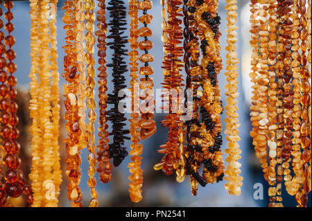 Collana di ambra. Ambra di diversi colori e dimensioni.pietre di colore ambra. Foto Stock