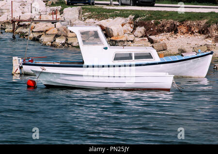 Piccola pesca commerciale barche ormeggiate lungo la costa del mare. Splendidi paesaggi, mare. Navigazione. La pesca. Foto Stock