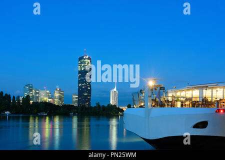 Wien, Vienna: fiume Donau (Danubio), la nave di crociera di fronte Donaucity e DC Tower 1 accanto a Reichsbrücke, 22. Donaucity, Wien, Austria Foto Stock