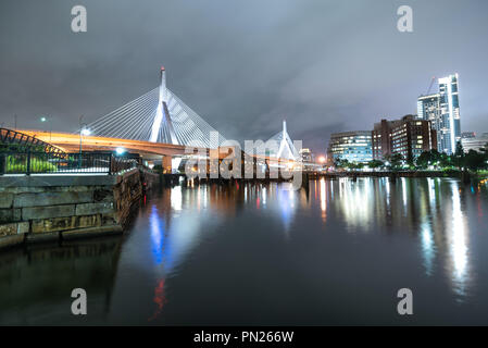 Notte lunga esposizione di Leonard P. Zakim Bunker Hill Bridge in Cambridge Foto Stock