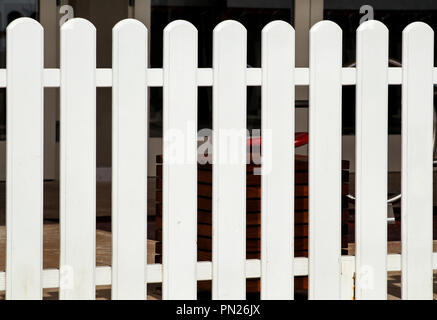 Legno bianco recinzione decorativo isolato. Tavola in legno pannello texture di sfondo. Architettura del paesaggio idee, dettagli creative sfondo. Foto Stock