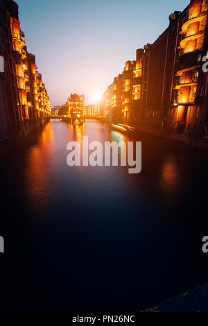 Amburgo, Germania. Vista di Wandrahmsfleet durante il tramonto con edifici illuminati. Landmark Warehouse District - Speicherstadt di HafenCity trimestre. La maggior parte ha visitato touristic famosa Place Foto Stock