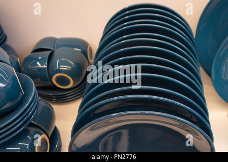 Composizione decorativa su sfondo bianco. Rotture di piatti e tazze di colore blu Foto Stock