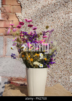 Mazzo di fiori secchi nel vaso bianco Foto Stock