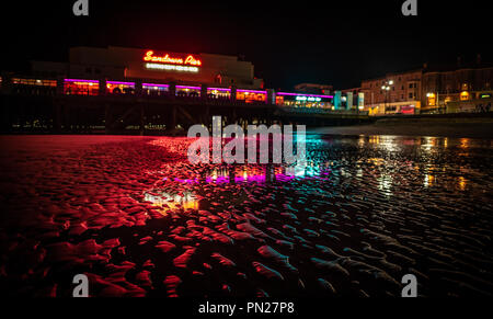 Sandown Pier dalla spiaggia di notte, Sandown, Isle of Wight, Regno Unito Foto Stock